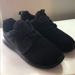 Nike Roshe all black